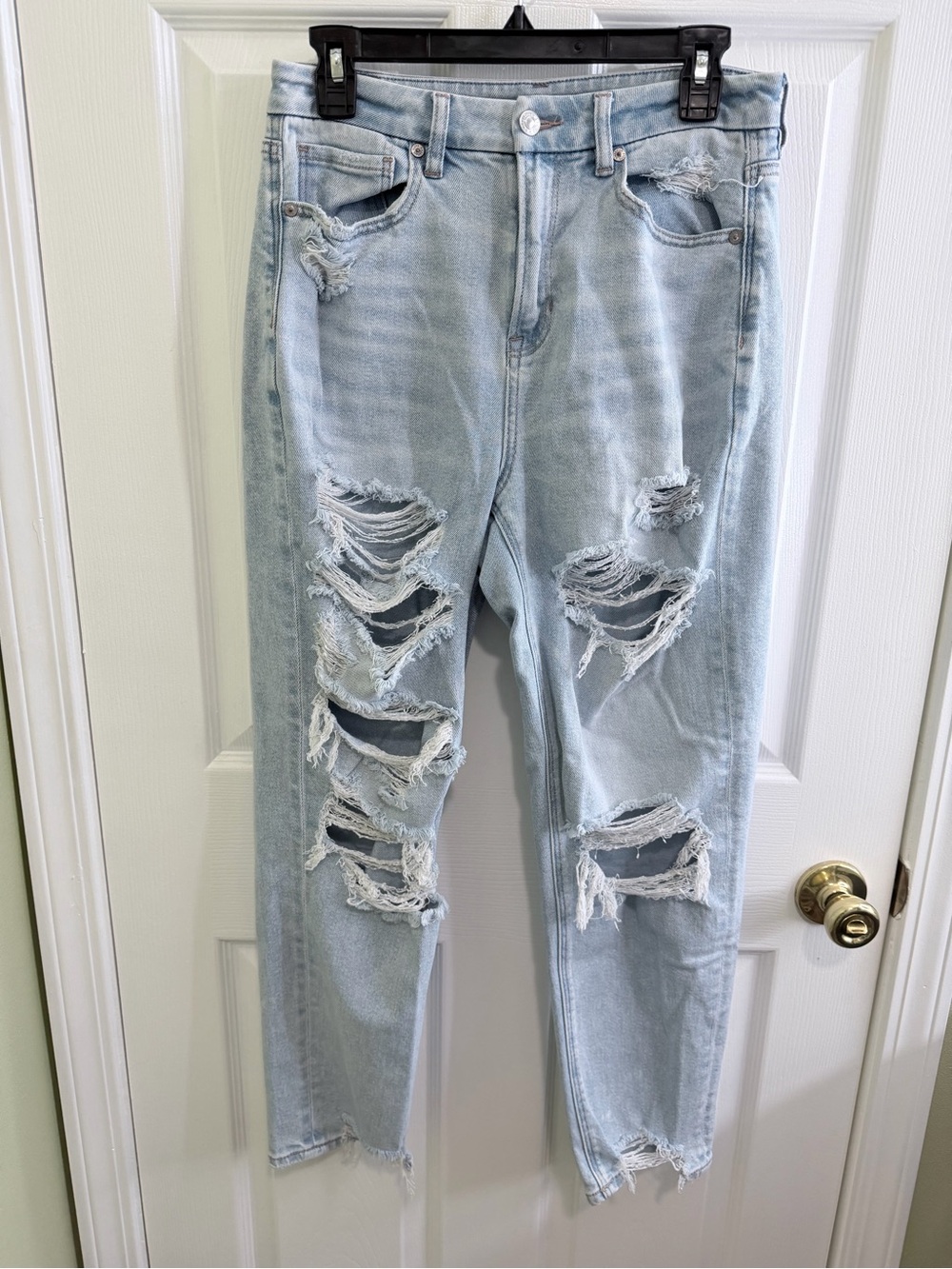 American Eagle Outfitters Light Wash Ripped Boyfriend Jeans